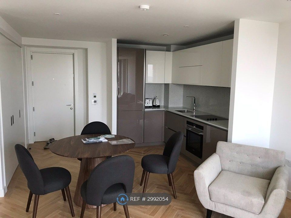 Property photo 1 of 9 Living Room / Kitchen