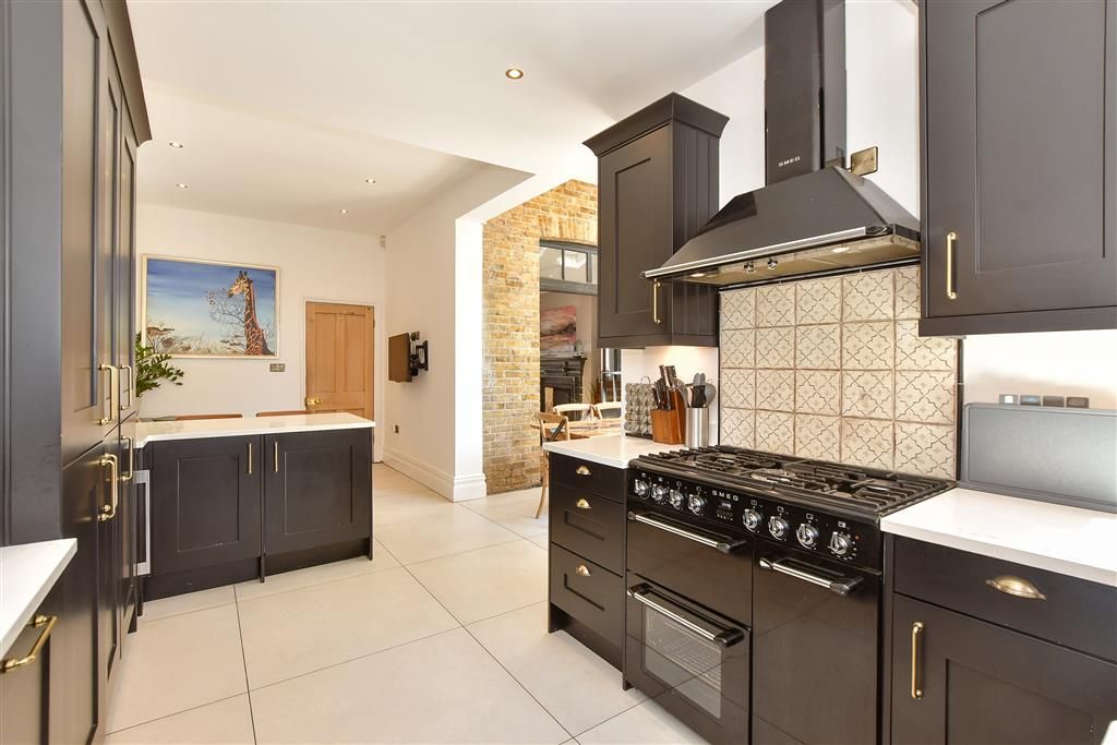 Property photo 3 of 17 Kitchen