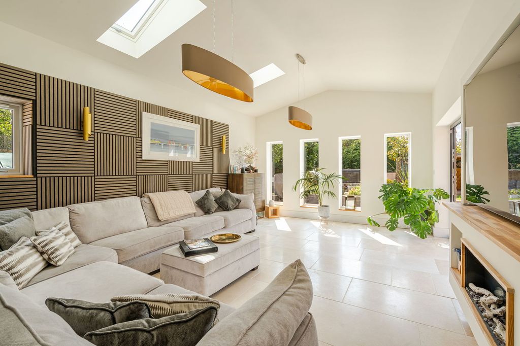 Property photo 2 of 19