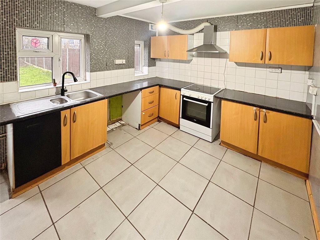 Property photo 2 of 10 Kitchen