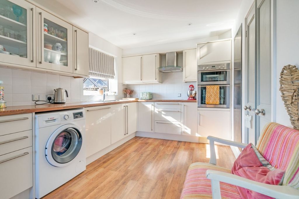 Property photo 3 of 17 Kitchen