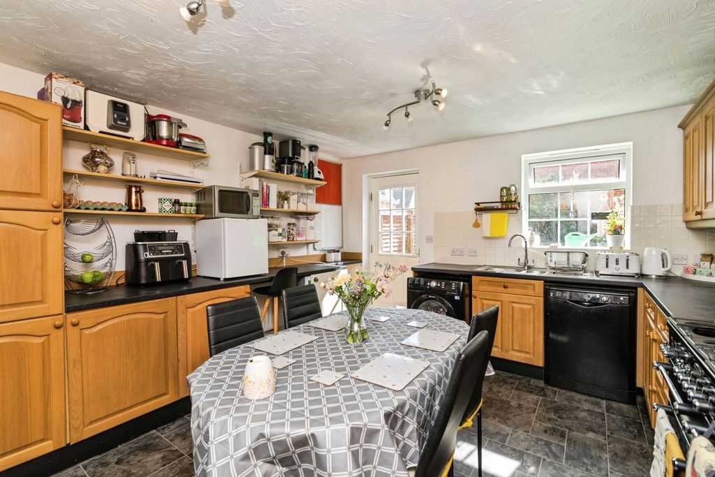 Property photo 3 of 17 Kitchen