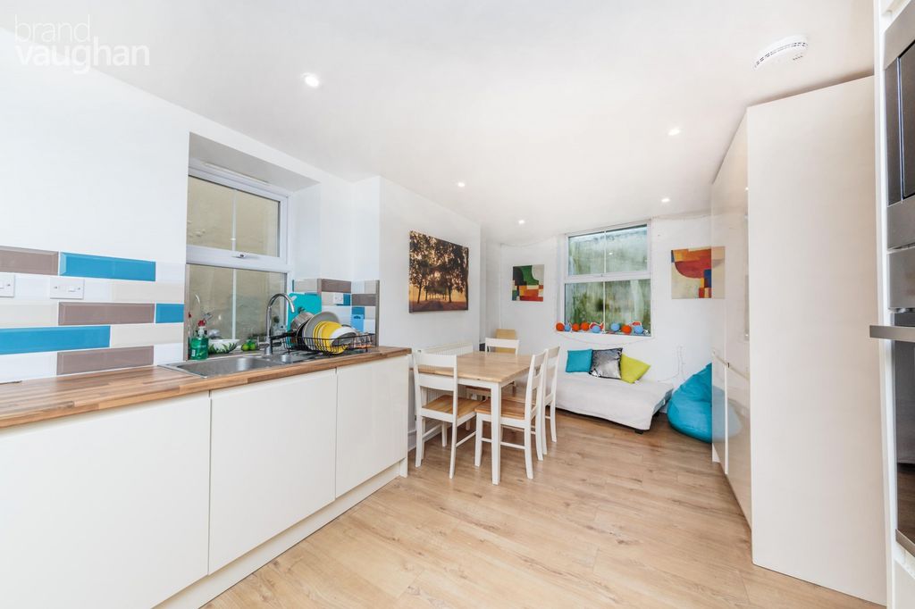 Property photo 3 of 12 Kitchen