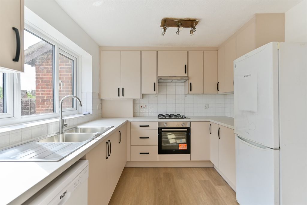 Property photo 3 of 12 Kitchen