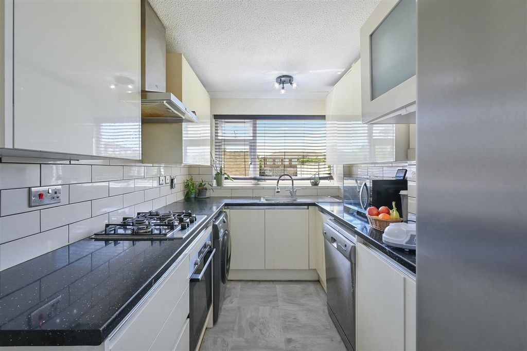 Property photo 3 of 16 Lyndhurst Court, 2- (13).Jpg