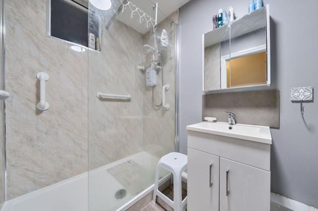 Property photo 2 of 20 Bathroom