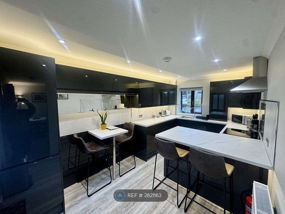 Property photo 3 of 7 Kitchen