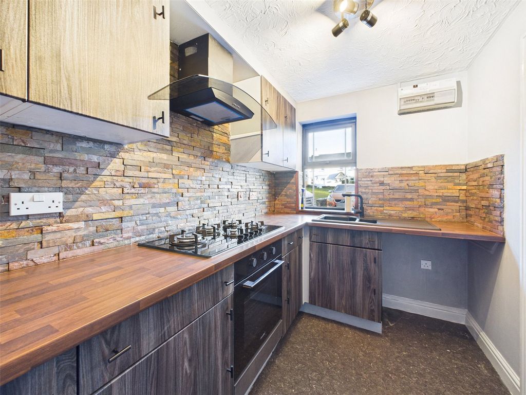 Property photo 3 of 8 Kitchen