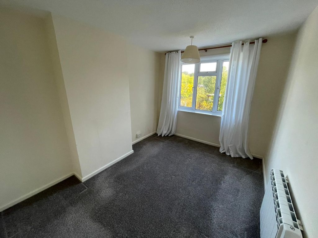 Property photo 3 of 10 Living Room