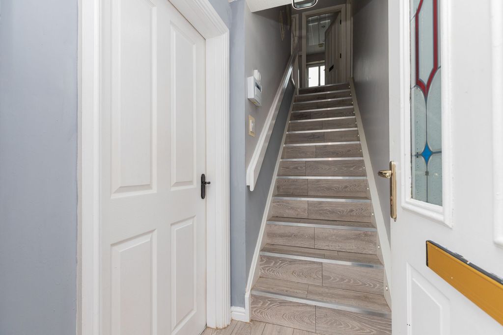 Property photo 3 of 34 Entrance Hall