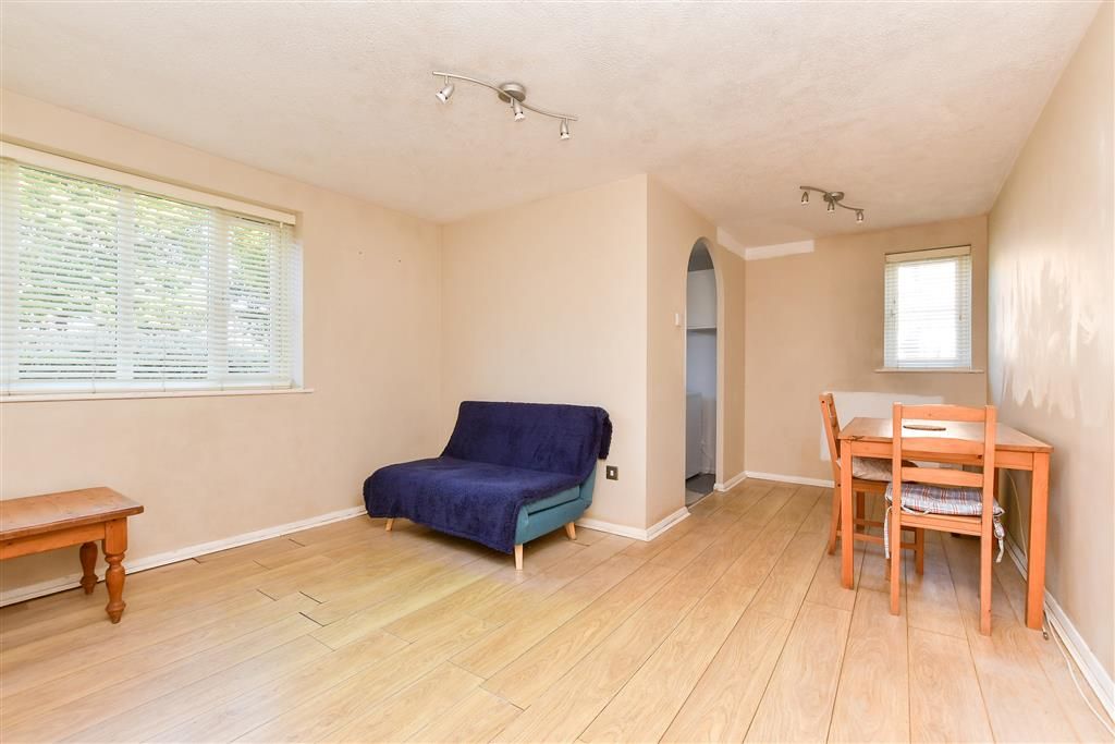 Property photo 3 of 7 Lounge