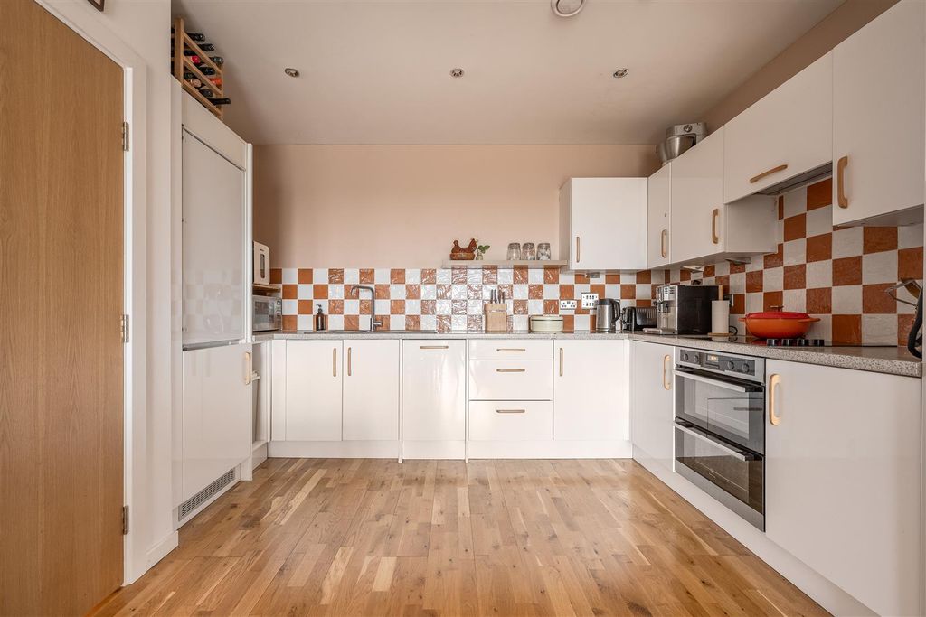 Property photo 3 of 18 Fulbourne Road, E17