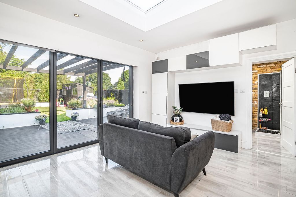 Property photo 2 of 11