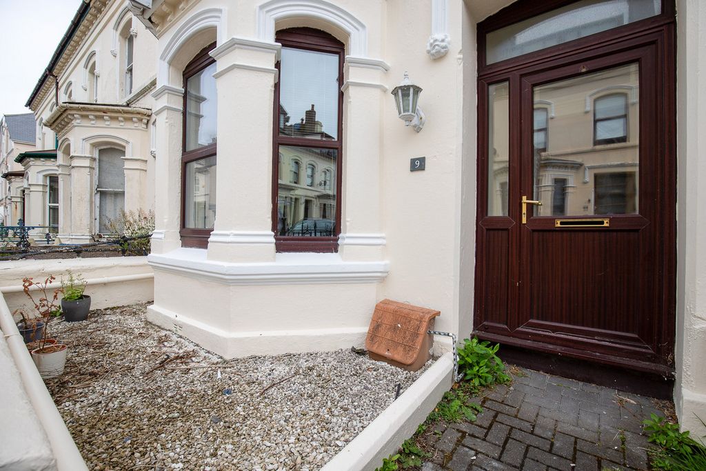 Property photo 2 of 34