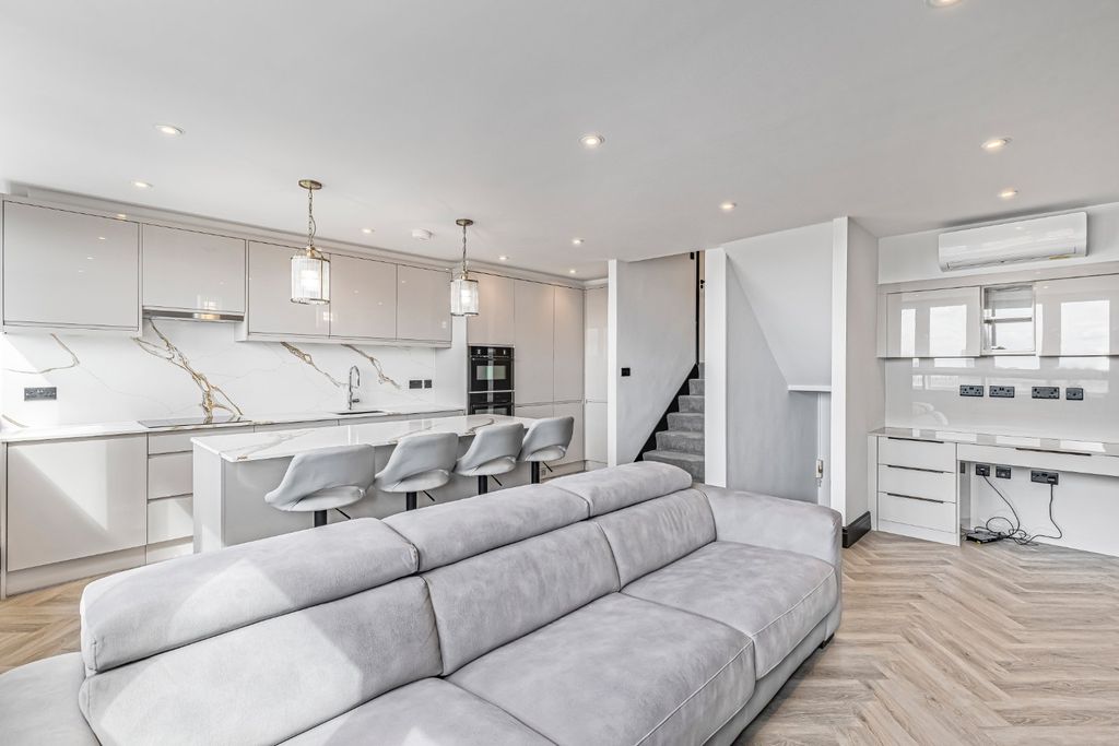 Property photo 2 of 19 Picture No. 16