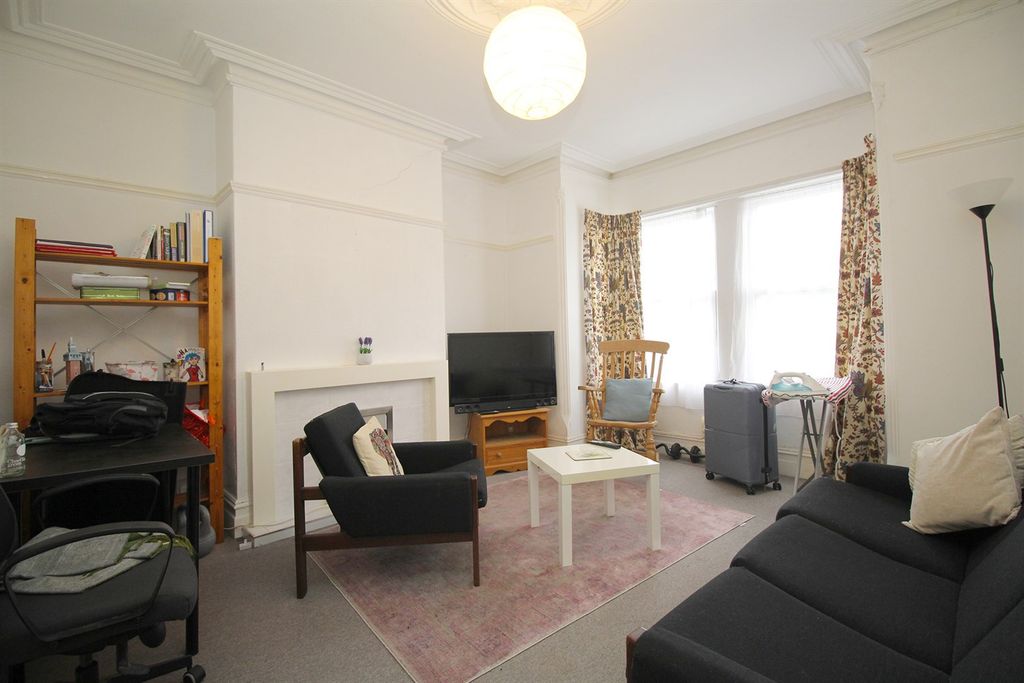 Property photo 2 of 15 Lounge