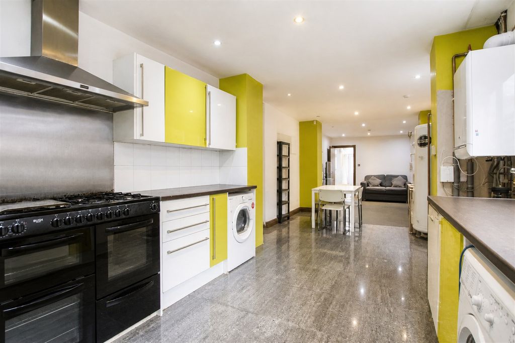 Property photo 1 of 13 Approach