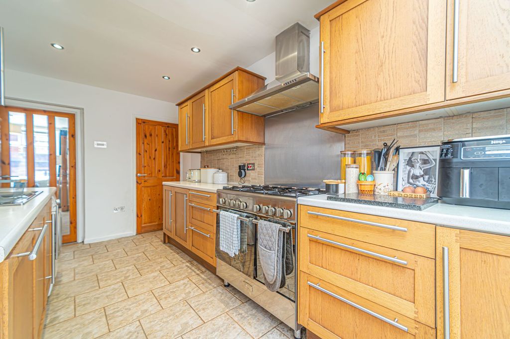 Property photo 3 of 33