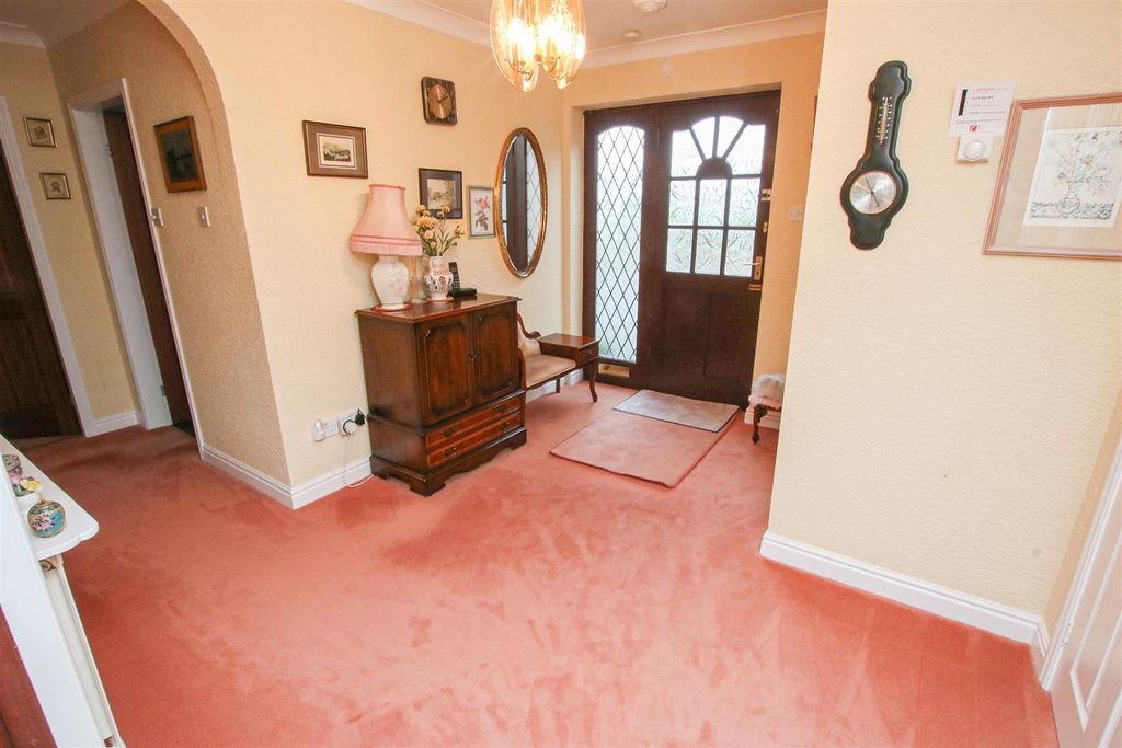 Property photo 2 of 21 Entrance Hall