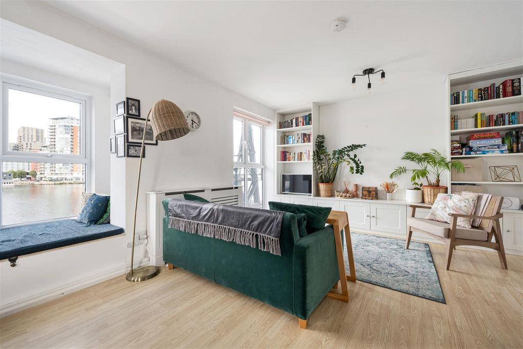Property photo 2 of 36 Pepys Crescent, E16