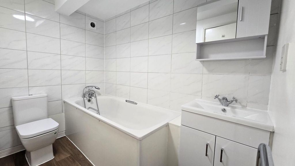Property photo 3 of 9 Bathroom.Jpg