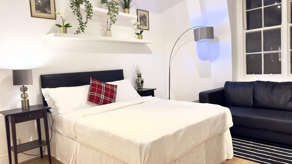 Property photo 3 of 27 Bedroom