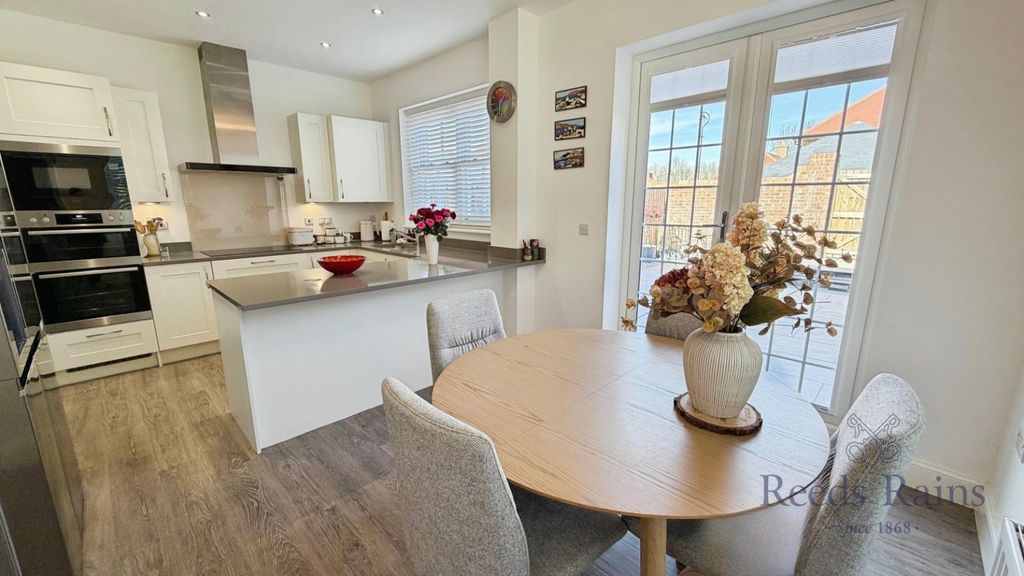 Property photo 3 of 18 Dining Kitchen