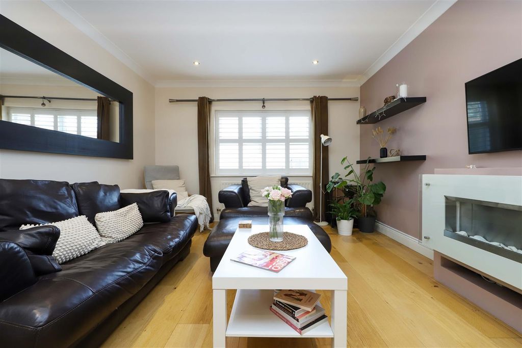 Property photo 2 of 11 Living Room