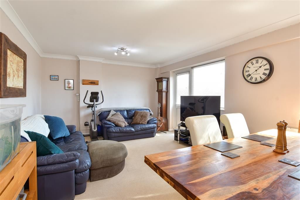 Property photo 3 of 10 Lounge