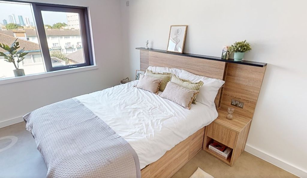 Property photo 1 of 17 Bedroom