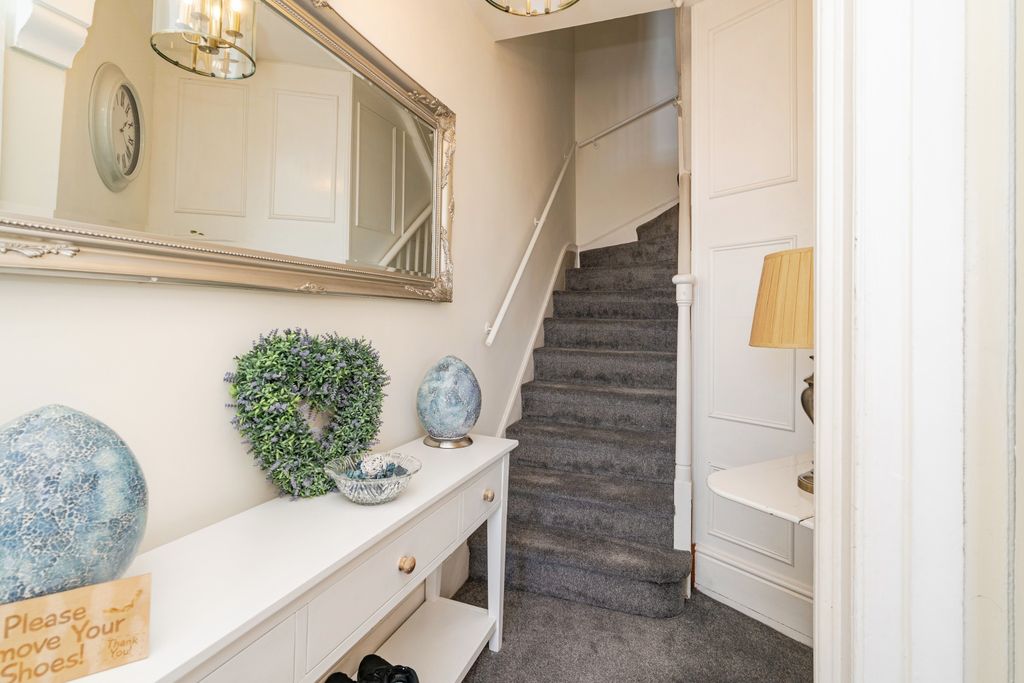 Property photo 2 of 25 Entrance Hall