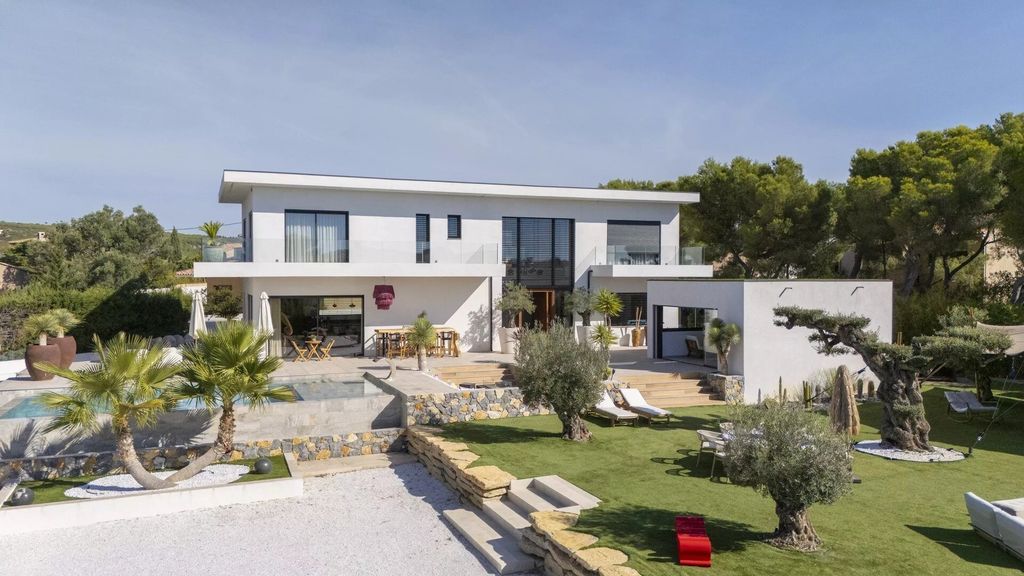 Property photo 1 of 18 Contemporary Villa With Infinity Pool And Panoramic Sea Views In Carry-Le-Rouet