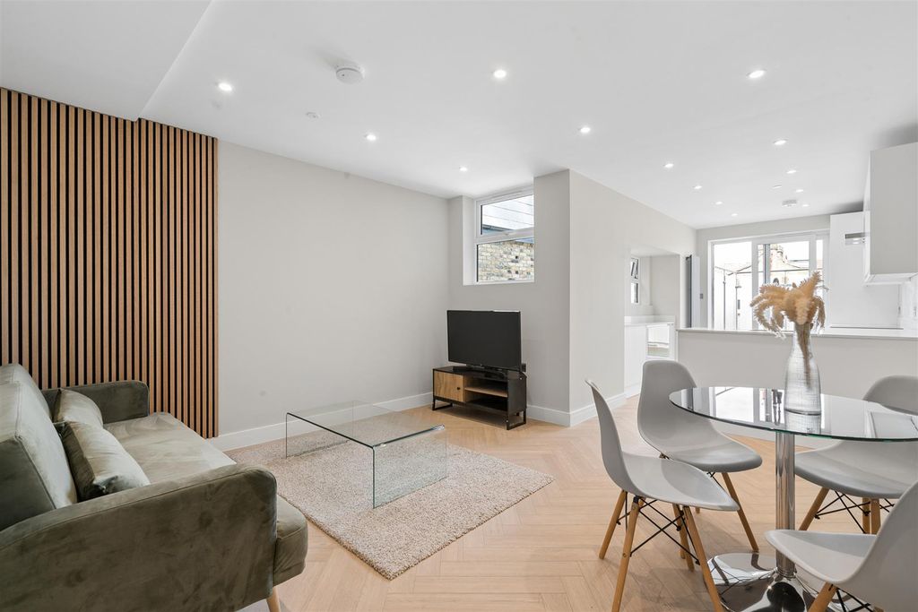 Property photo 1 of 11 Flat 3 20 Hoyle Road Sw17 Reception 3.Jpg
