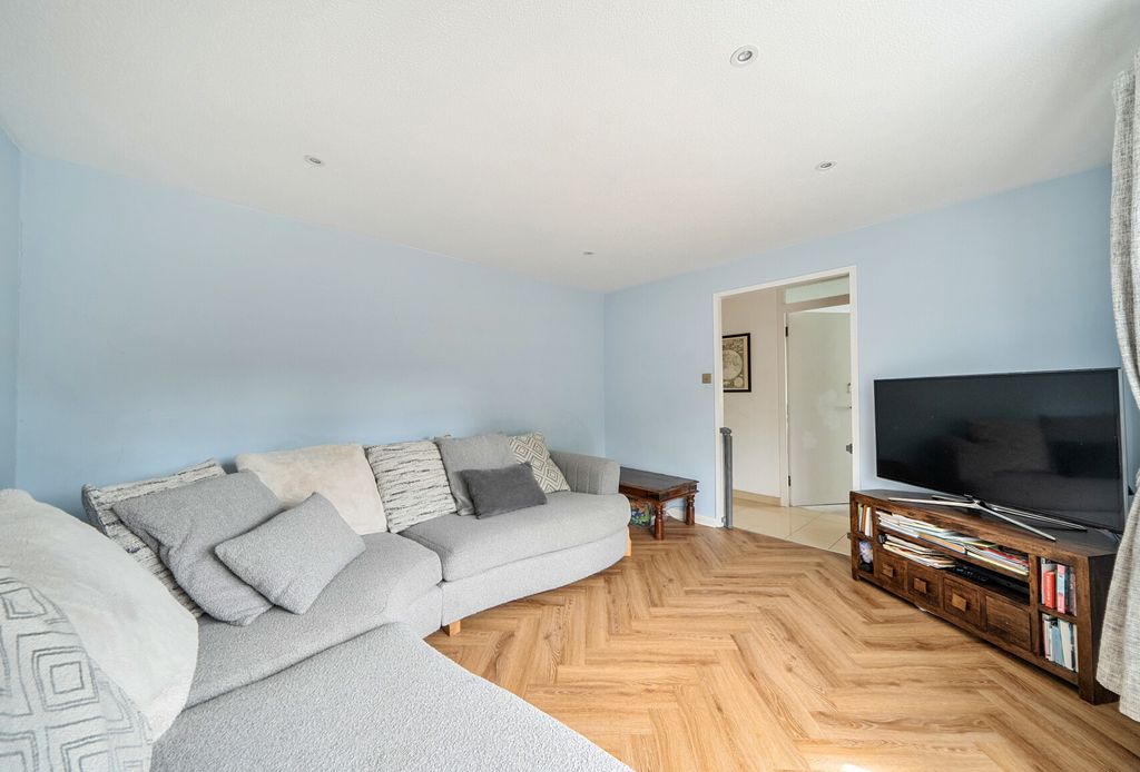 Property photo 2 of 16 Sitting Room