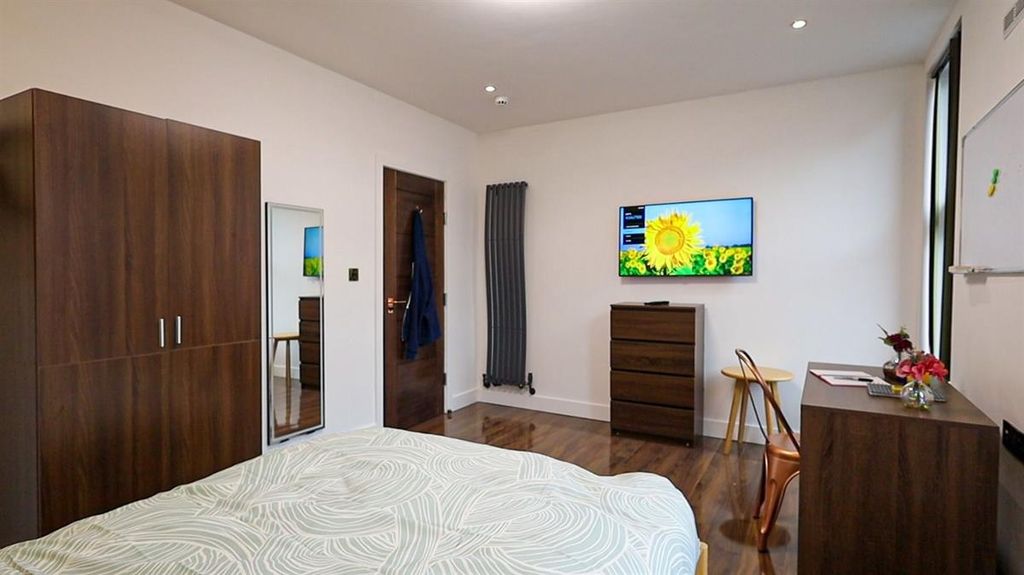 Property photo 1 of 15 A Spacious And Well-Maintained Bedroom Featuring A...