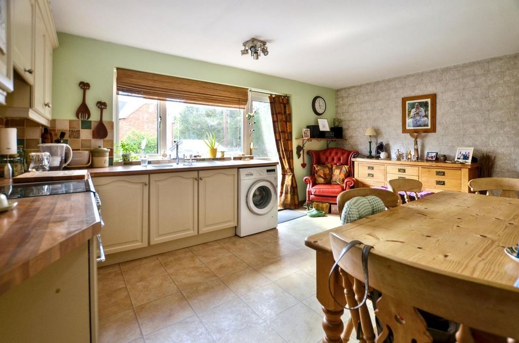 Property photo 3 of 14 Kitchen / Diner