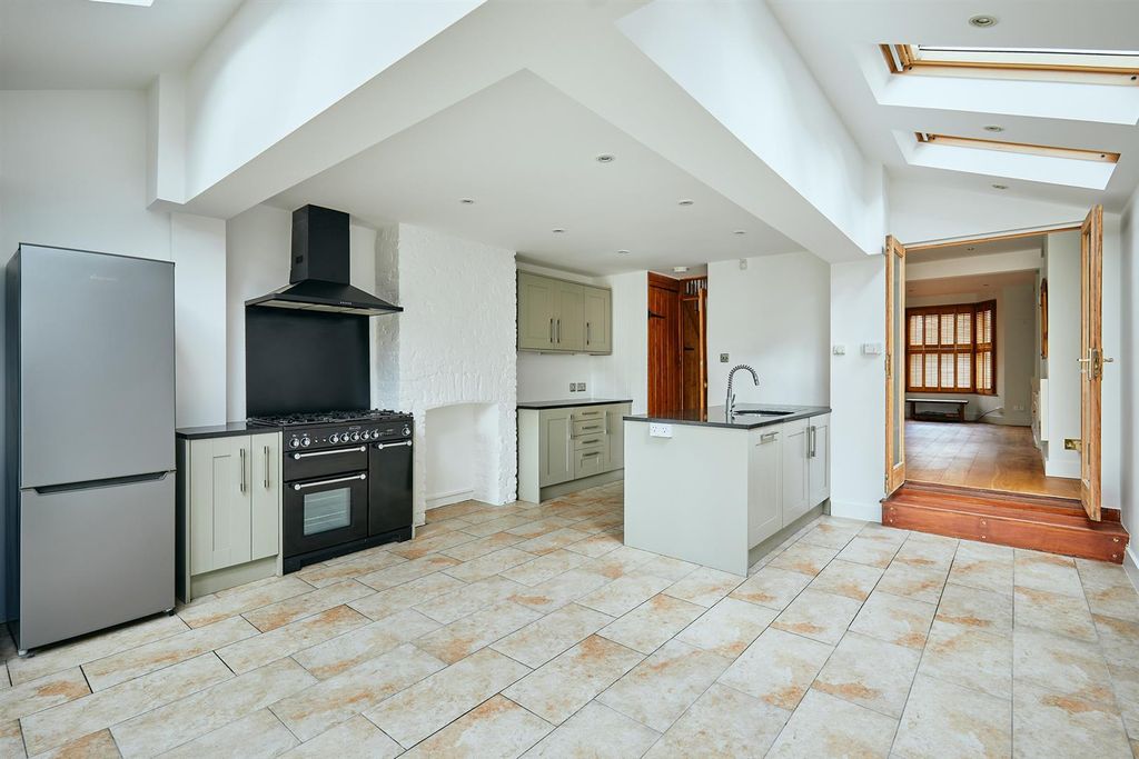 Property photo 2 of 27