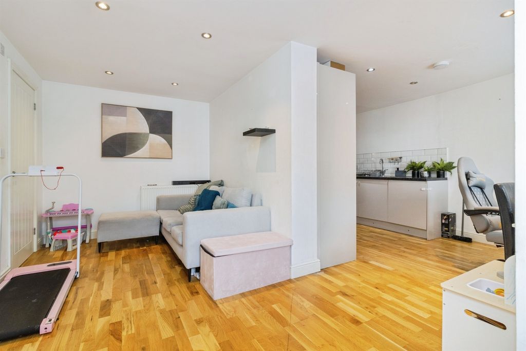 Property photo 3 of 21