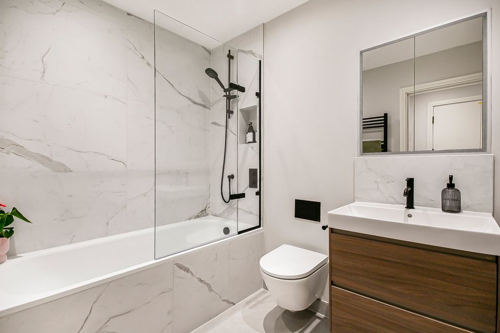 Property photo 2 of 19 Bathroom