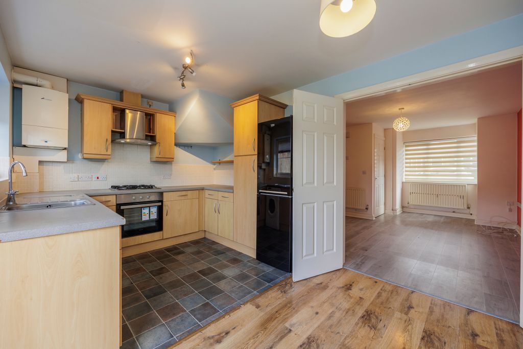 Property photo 2 of 24 98 Blenheim Close-22