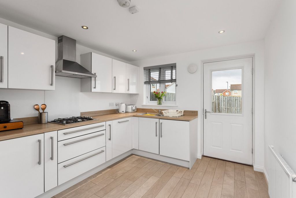 Property photo 3 of 31