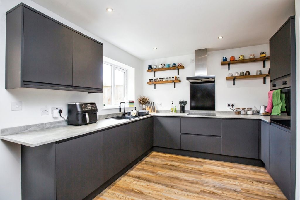 Property photo 3 of 17 Kitchen