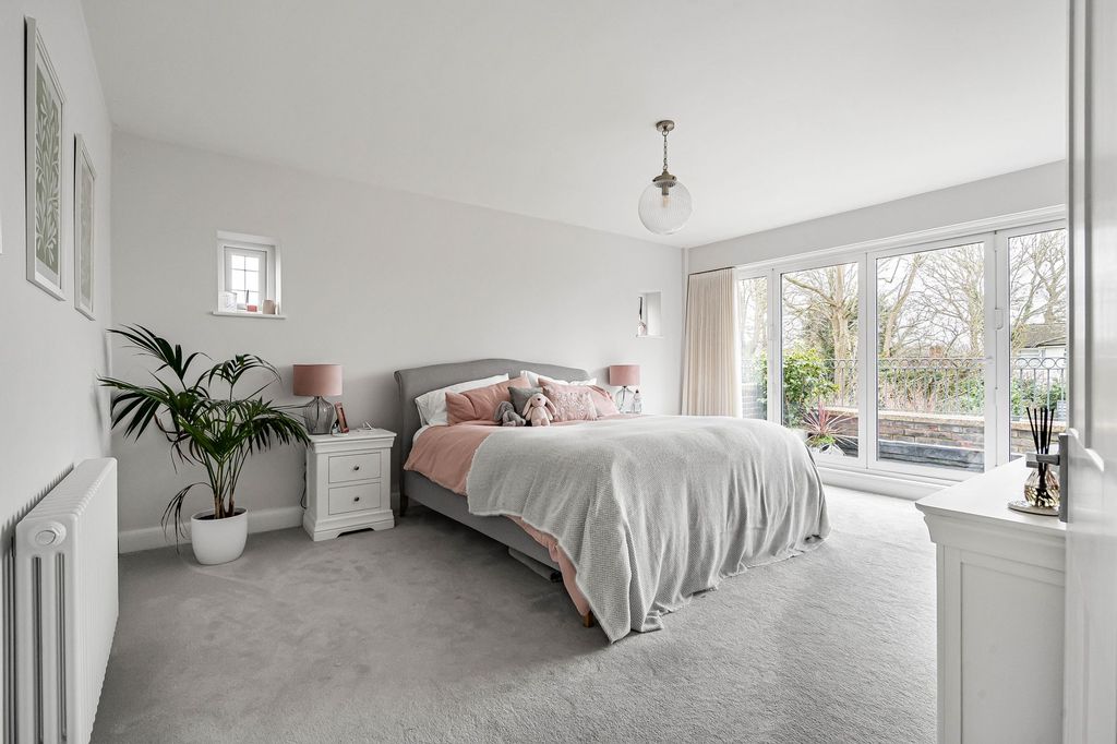 Property photo 3 of 32