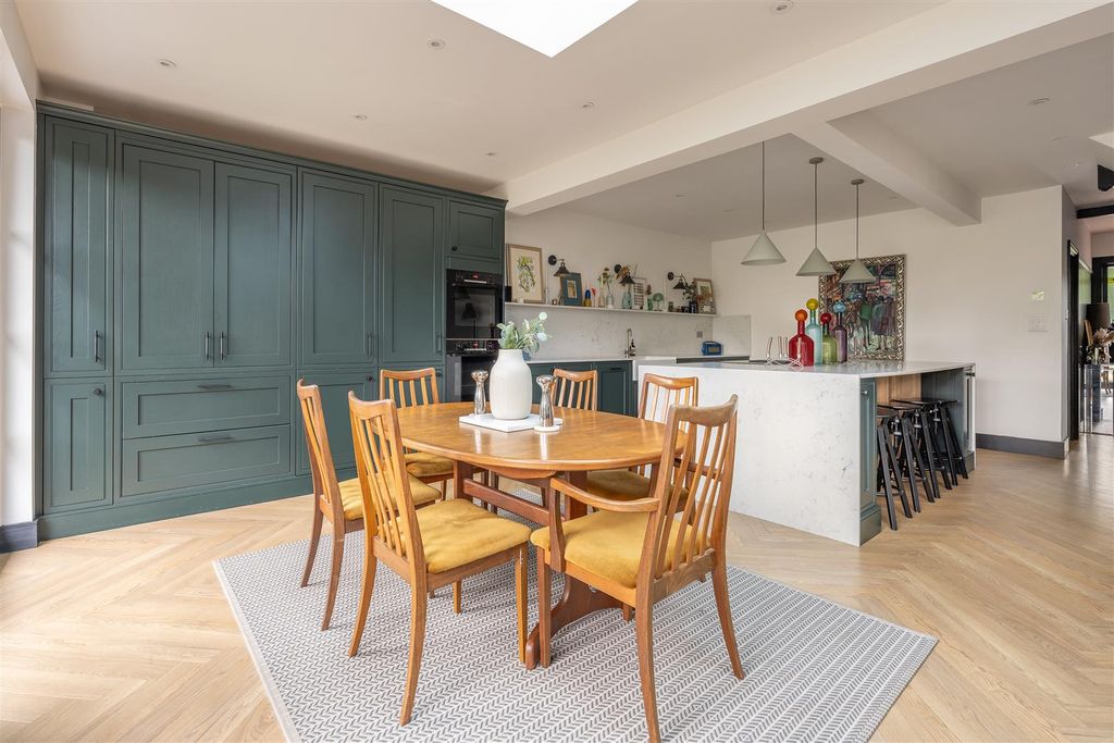 Property photo 3 of 42 Beacontree Avenue, E17