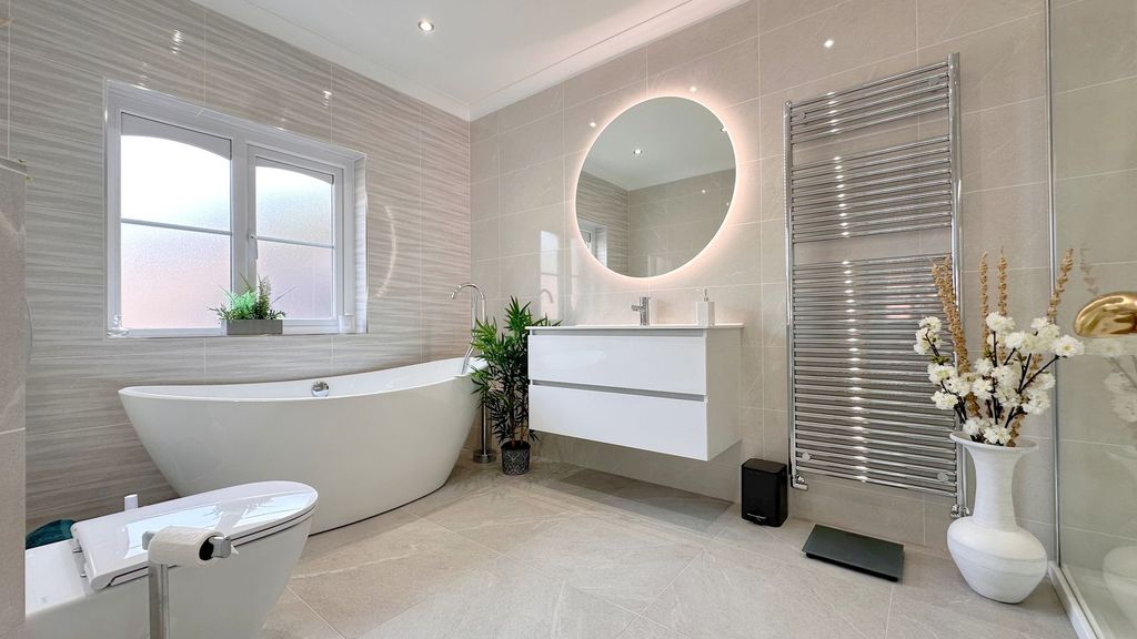 Property photo 3 of 41 Master Bedroom - En-Suite Bathroom