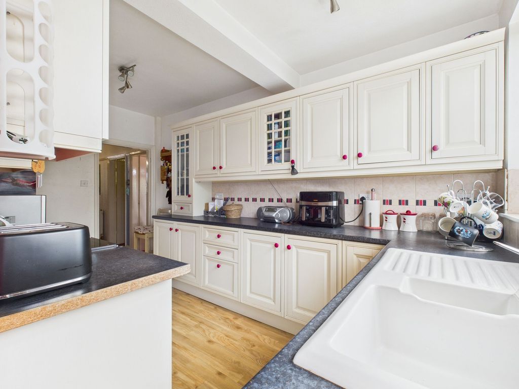 Property photo 3 of 19 Kitchen