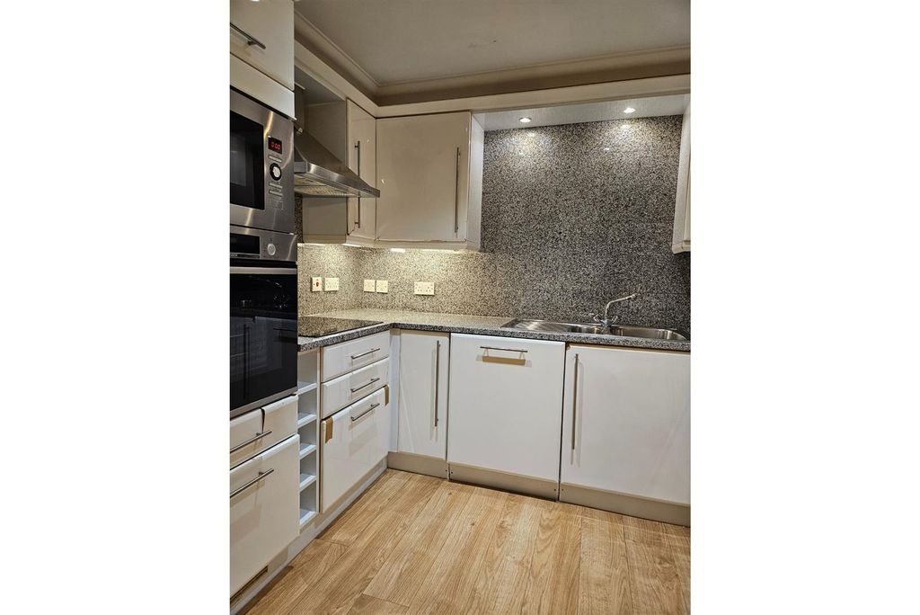 Property photo 3 of 10 Kitchen