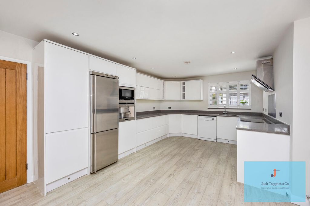 Property photo 3 of 17 Kitchen
