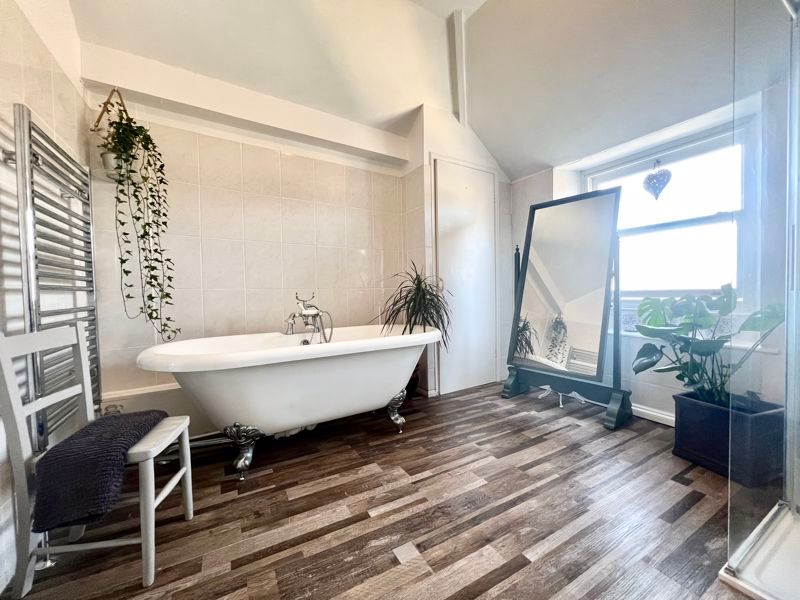 Property photo 2 of 18 Family Bathroom