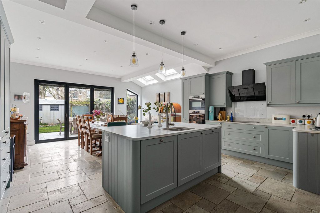 Property photo 2 of 25 Kitchen